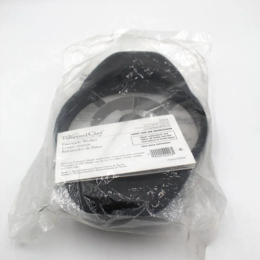 Pampered Chef Pineapple Wedger Corer Slicer With Blade Guard #2416 New Sealed